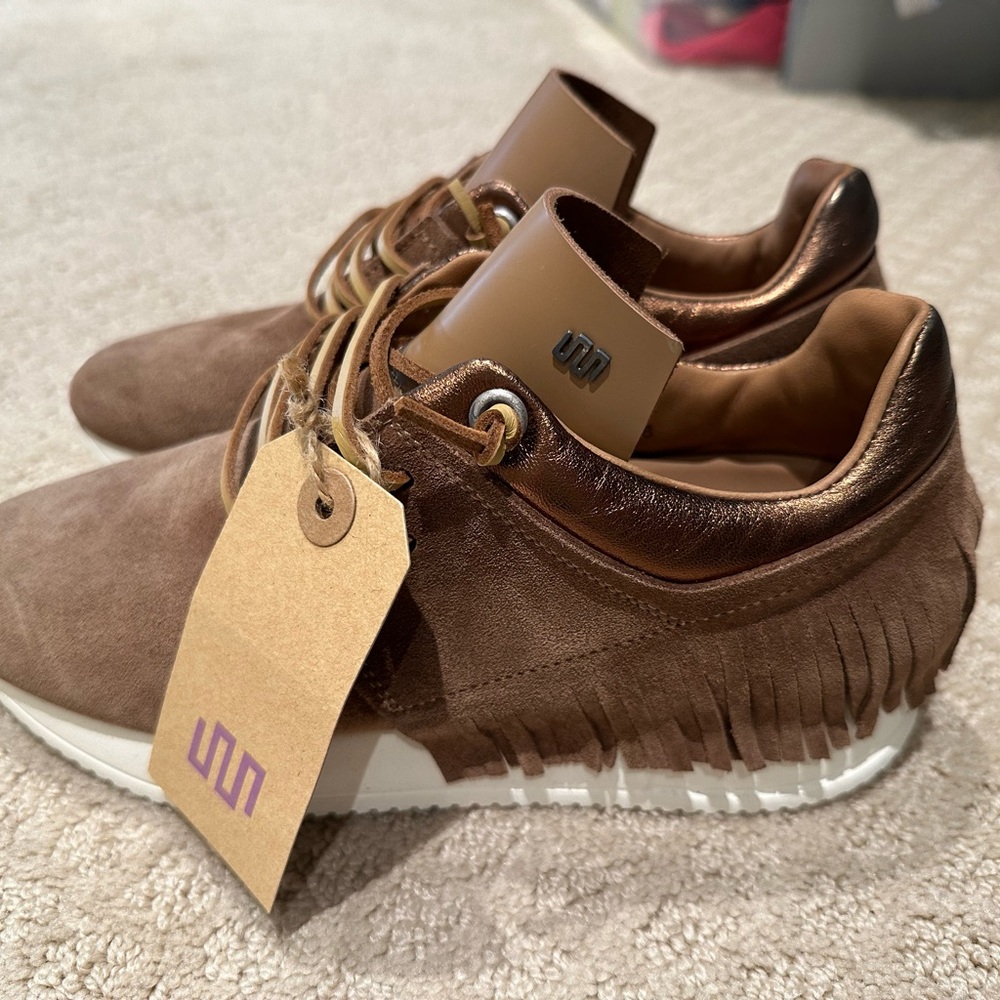 Esseutesse 

Brand New with tag no box brown suede size 38